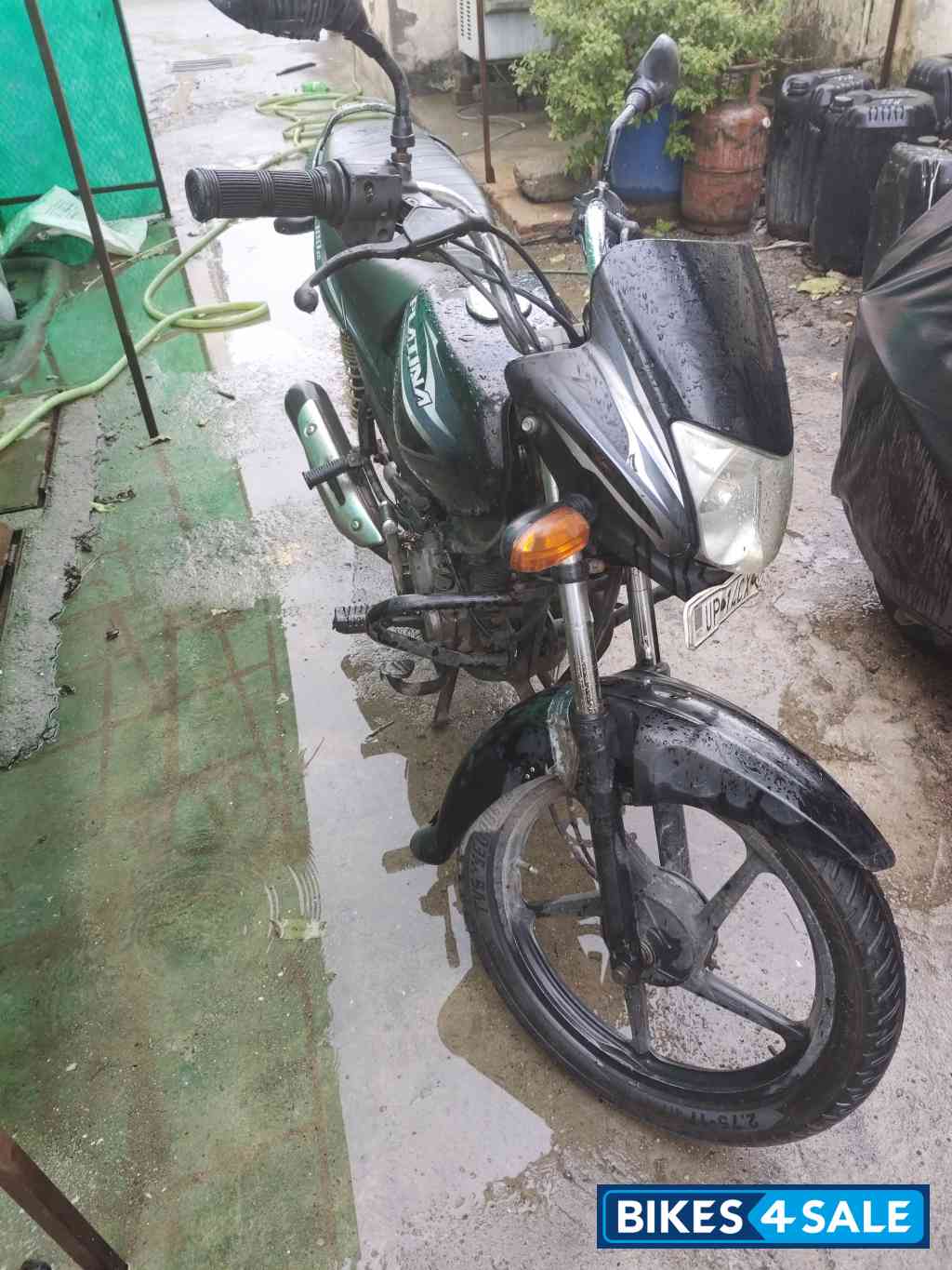 Black Bajaj Platina 100 ES