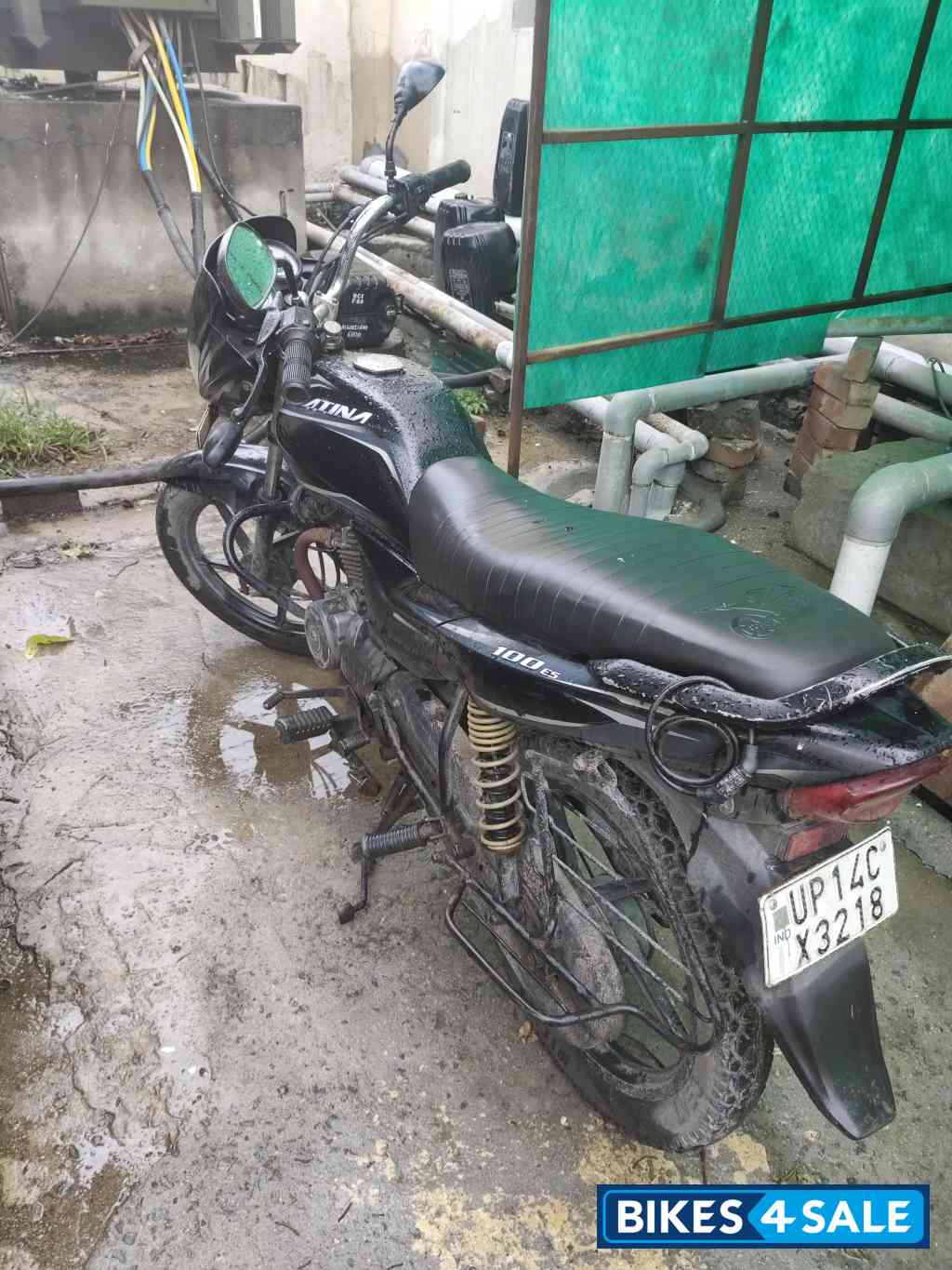 Black Bajaj Platina 100 ES