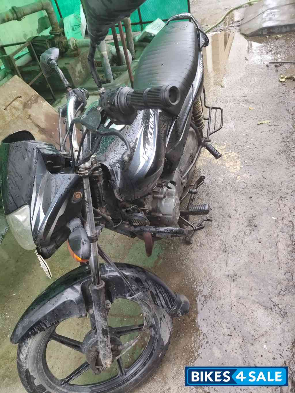 Black Bajaj Platina 100 ES