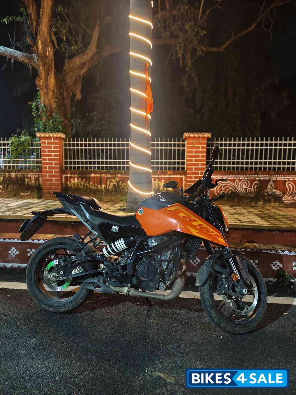 Electronic Orange KTM Duke 250 2024