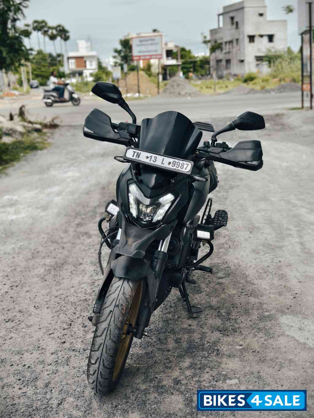 Black Bajaj Dominar 400