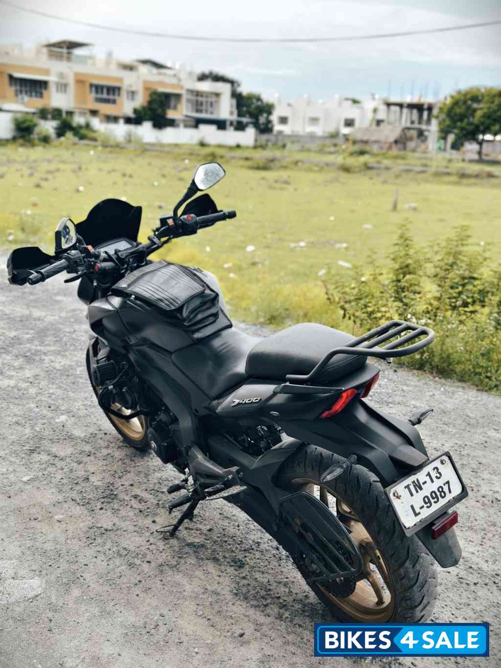 Black Bajaj Dominar 400