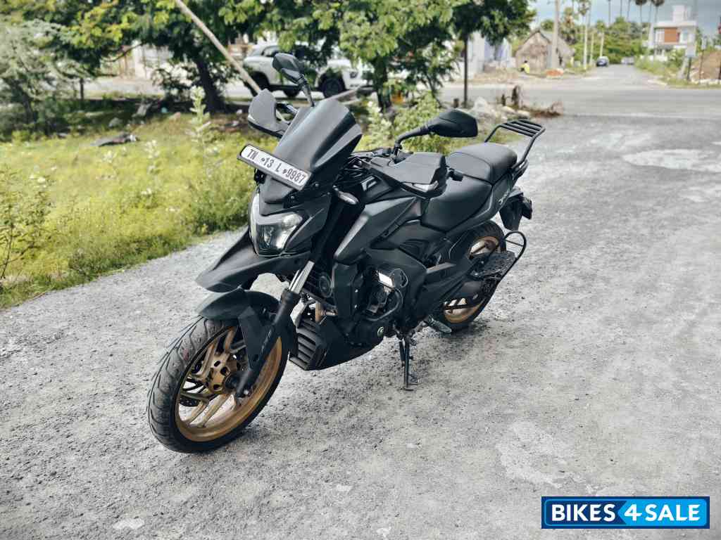 Black Bajaj Dominar 400