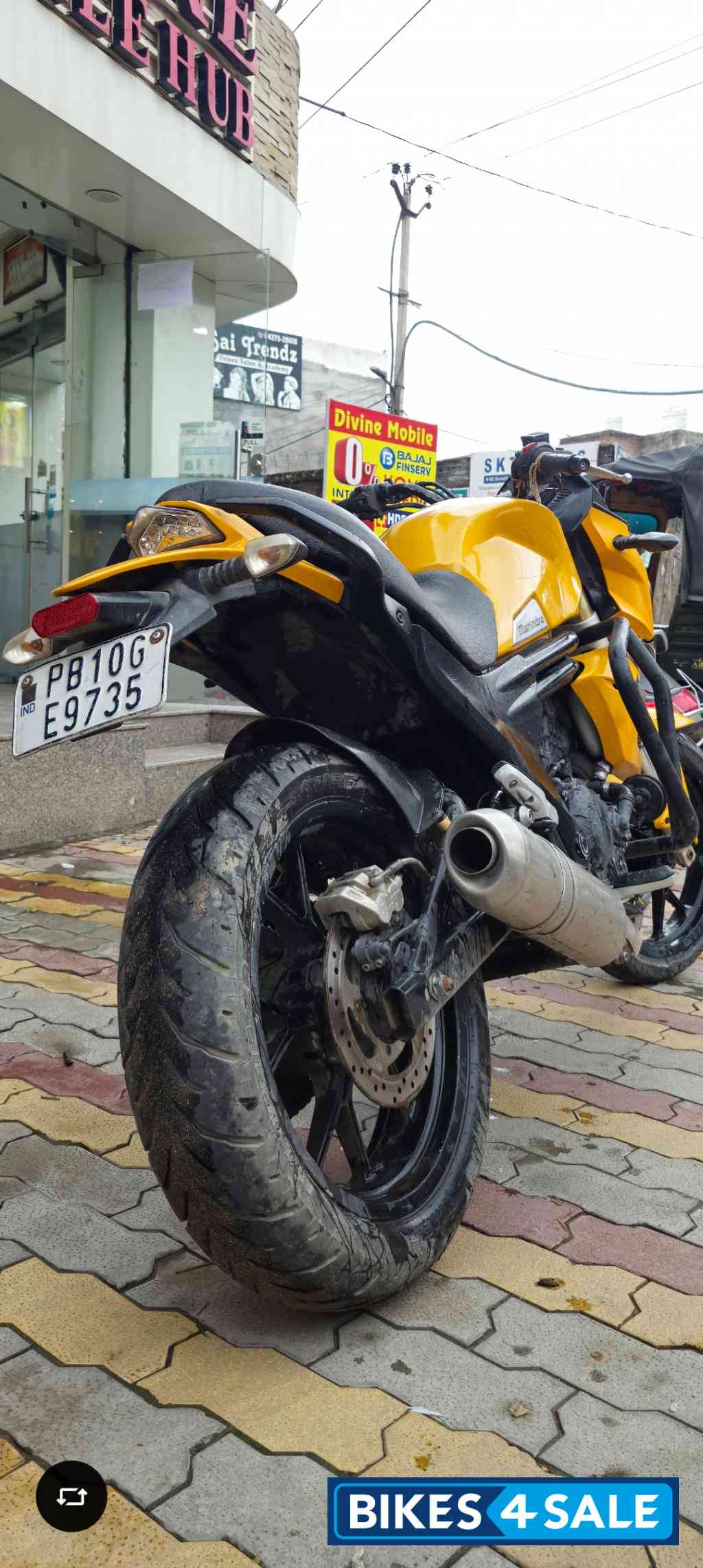 Golden Yellow Mahindra Mojo UT 300