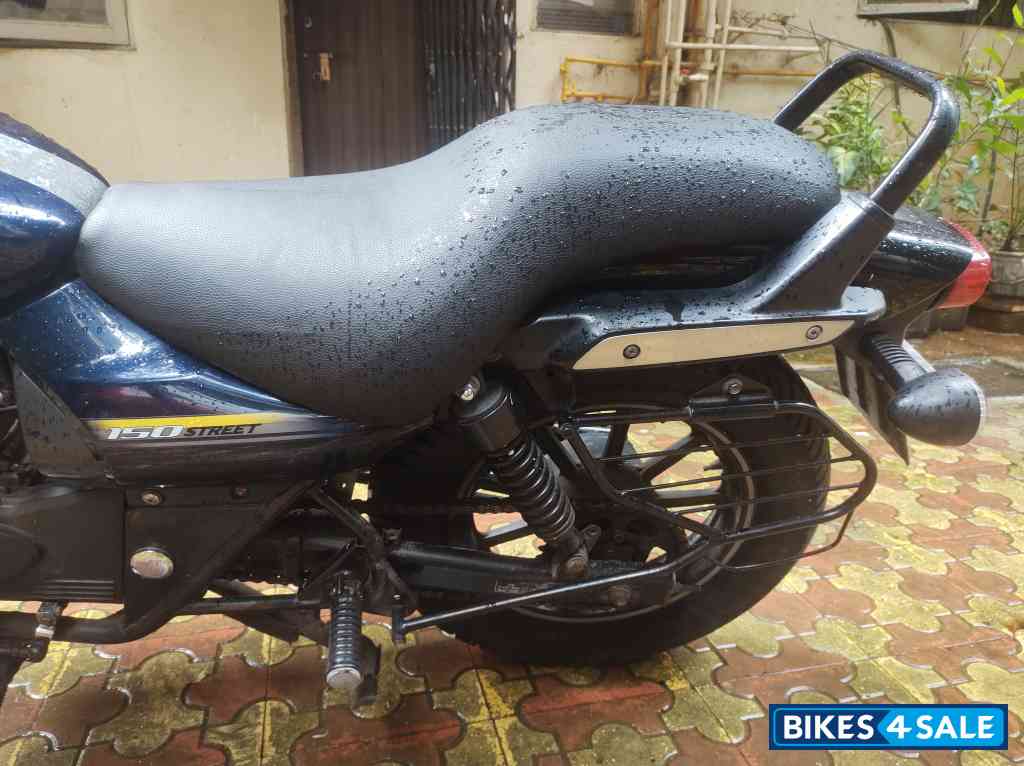 Blue Bajaj Avenger Street 150