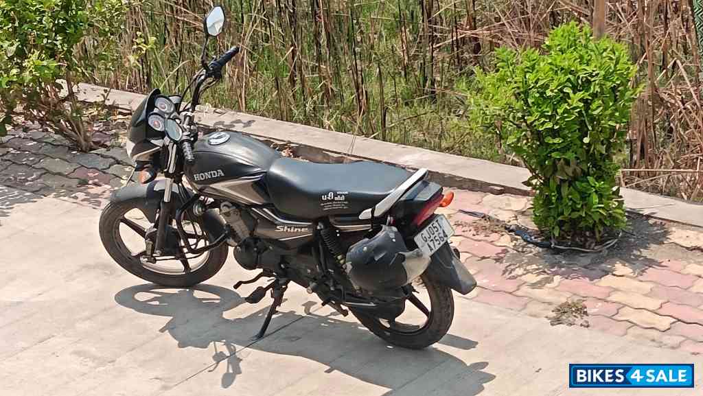 Black And Grey Honda Shine 100
