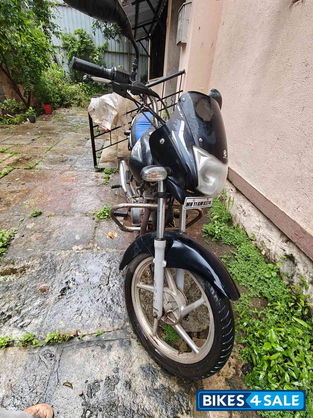 Black Bajaj Platina 100