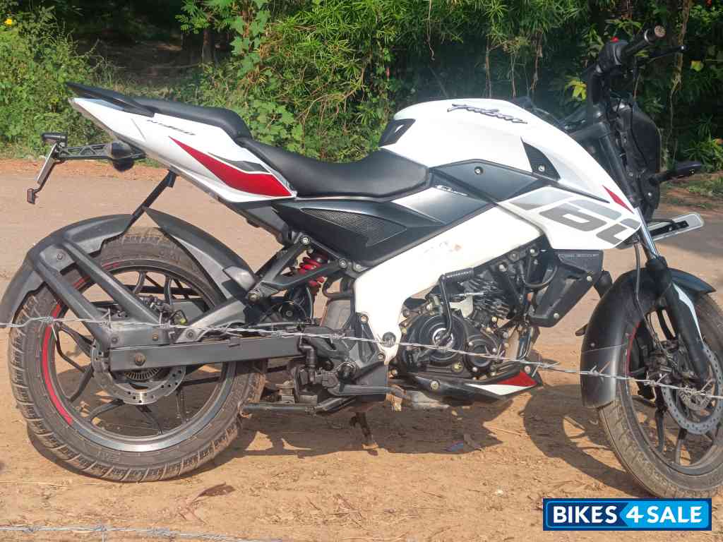 Pearl White Bajaj Pulsar NS 160 BS6