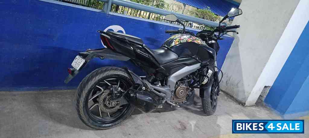 Black Bajaj Dominar 400