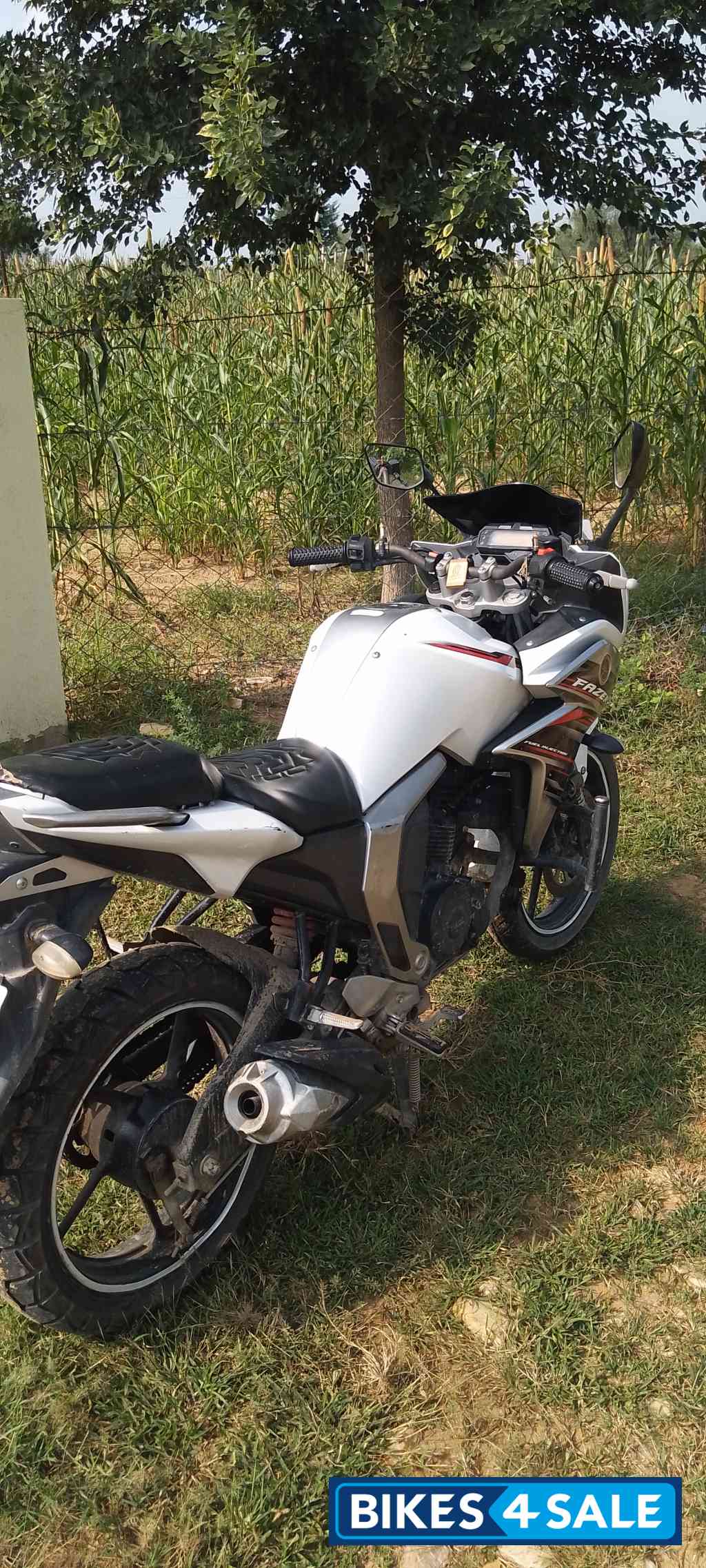 White Yamaha Fazer FI V2