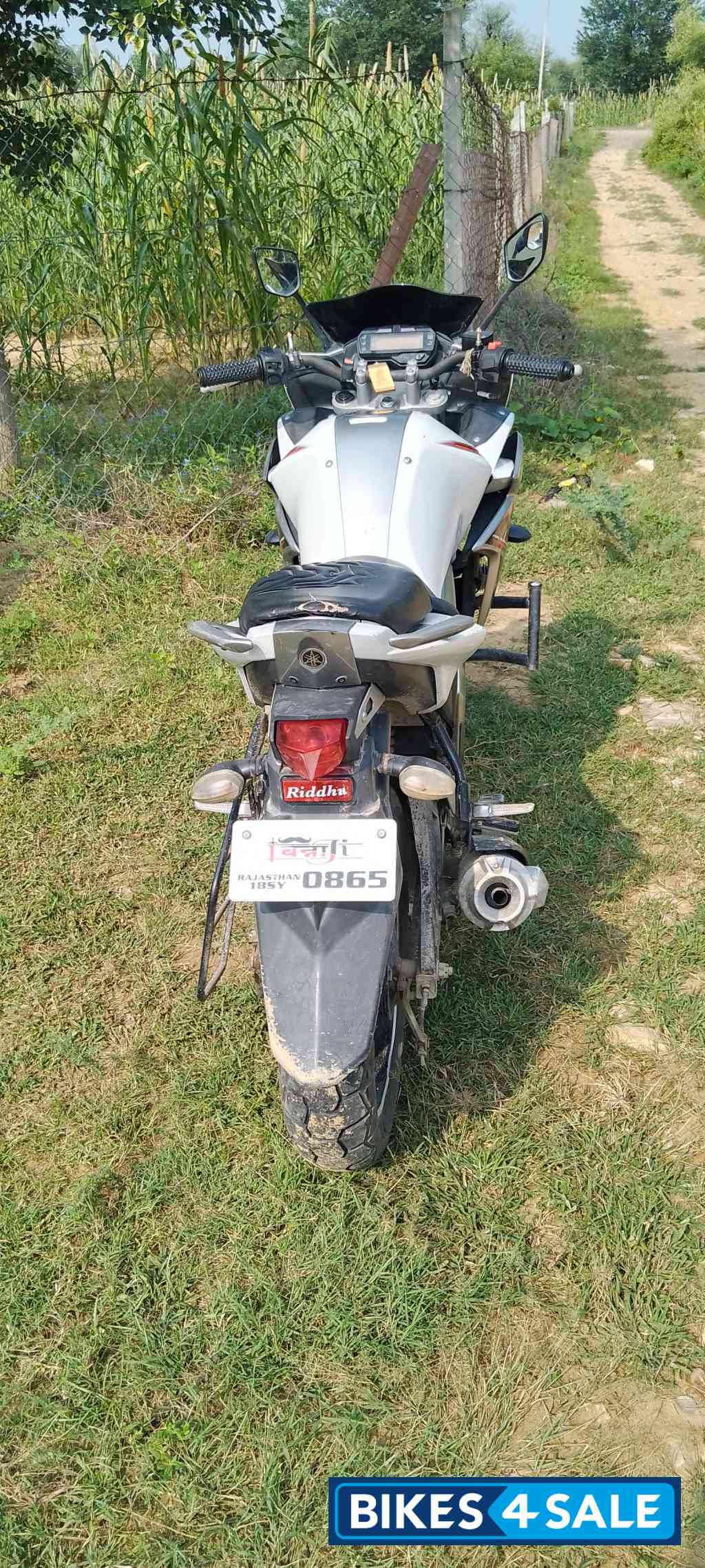 White Yamaha Fazer FI V2