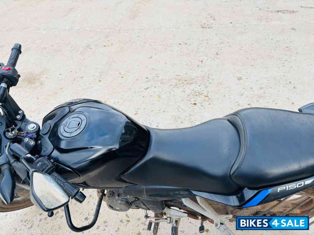 Black Bajaj Pulsar P150 Twin Disc Split Seat Black Bajaj Pulsar P150 Twin Disc Split Seat