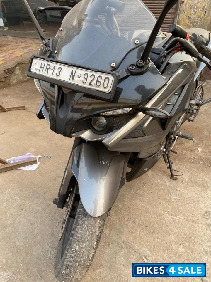 Black Bajaj Pulsar RS 200 ABS