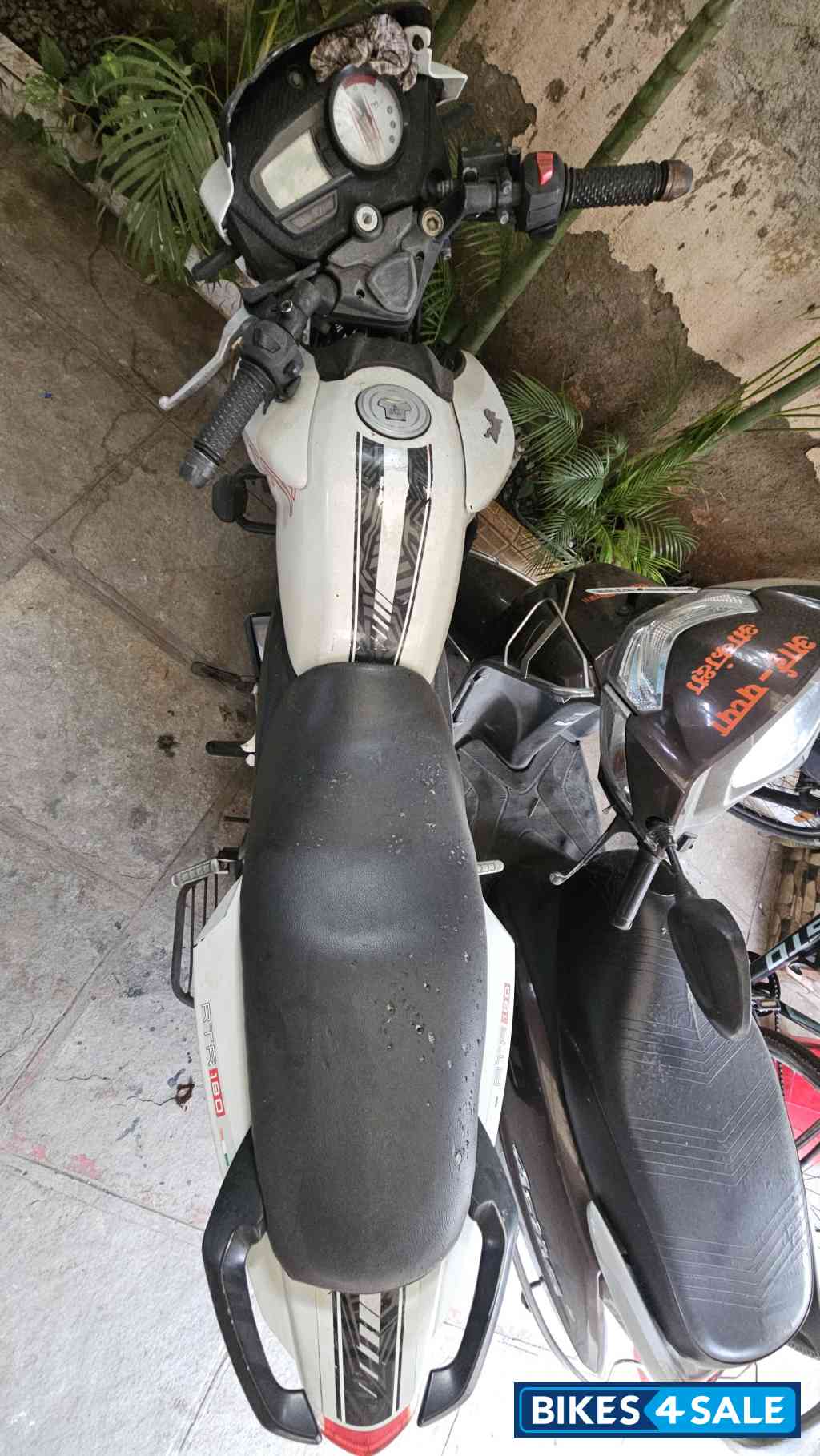 White TVS Apache RTR 180