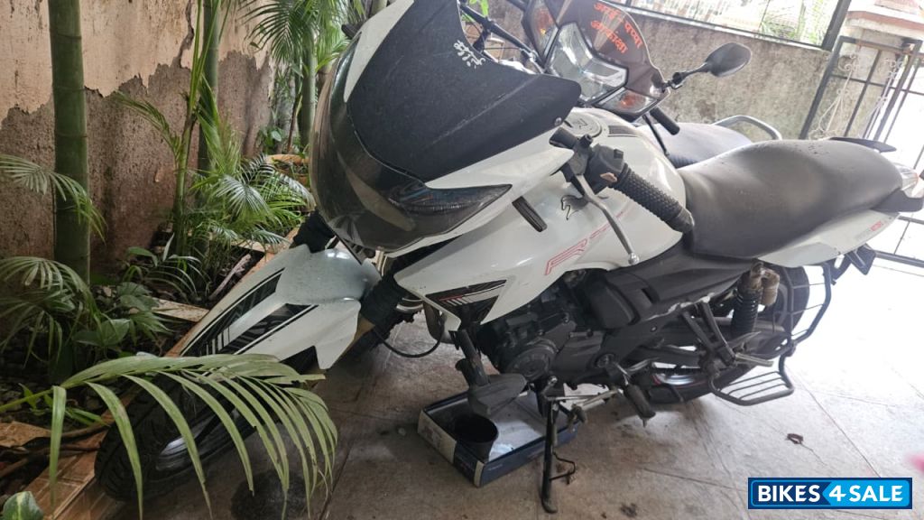 White TVS Apache RTR 180