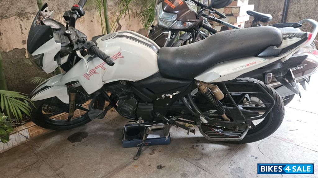 White TVS Apache RTR 180