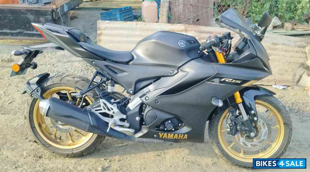 Met Black Yamaha R15 V4 Met Black Yamaha R15 V4