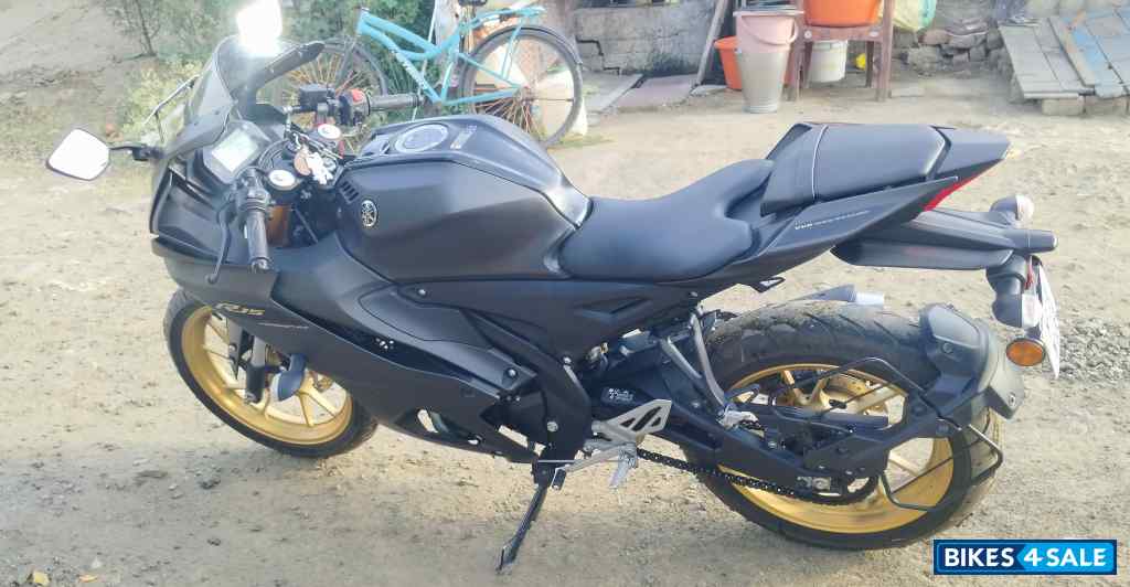 Met Black Yamaha R15 V4 Met Black Yamaha R15 V4
