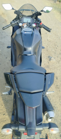 Met Black Yamaha R15 V4