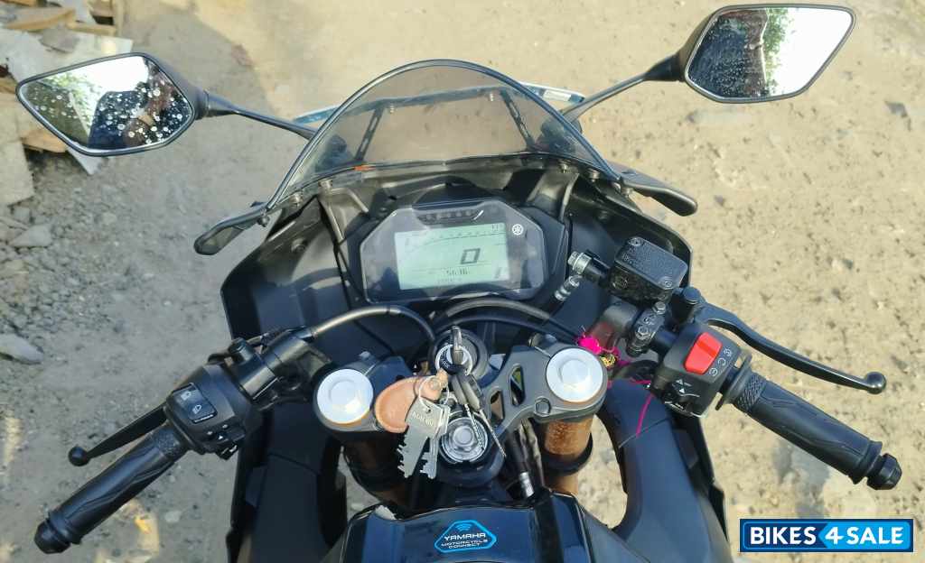Met Black Yamaha R15 V4 Met Black Yamaha R15 V4