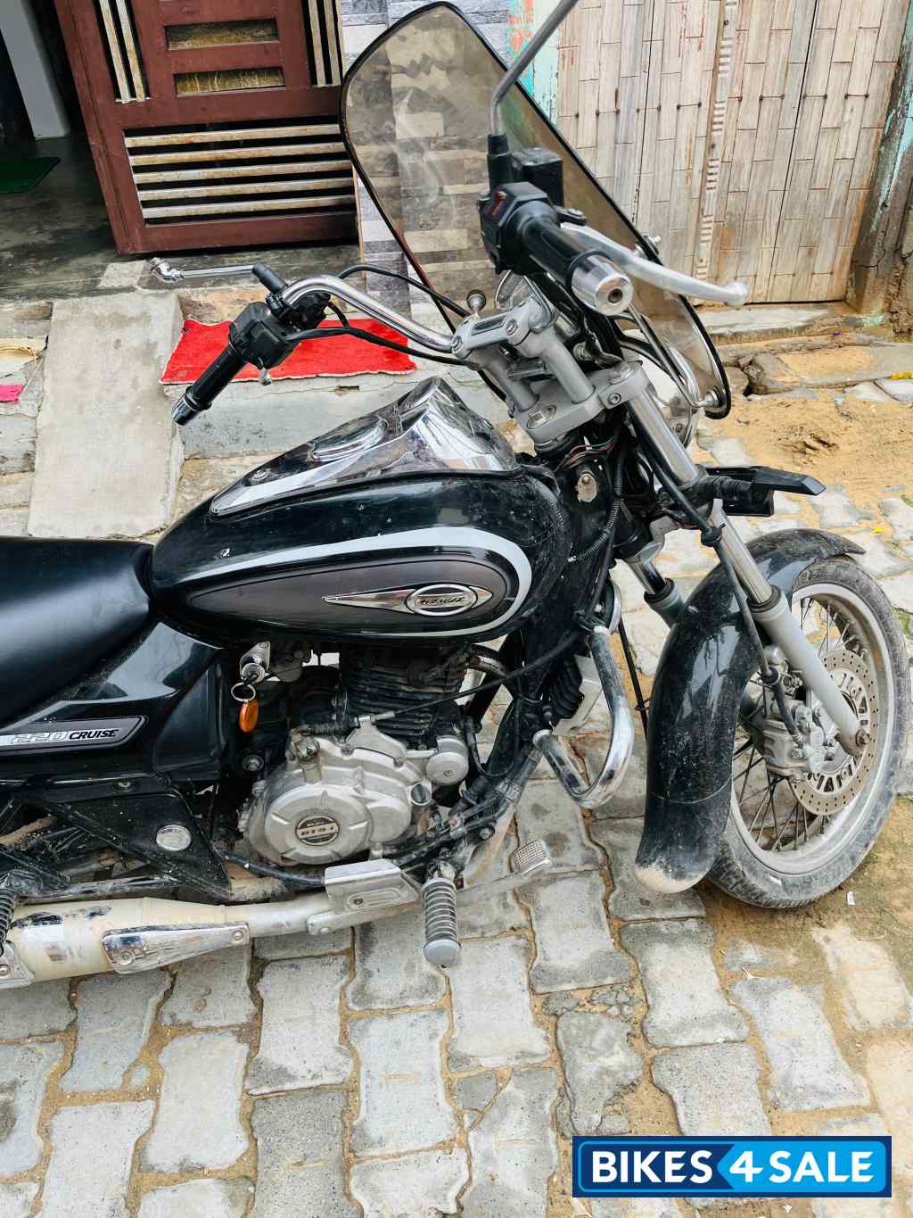 Black Bajaj Avenger Cruise 220