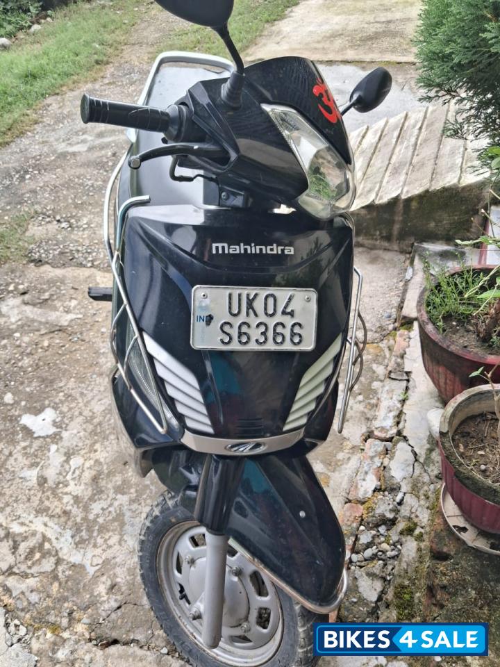 Black Mahindra Gusto