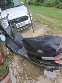 Black Mahindra Gusto