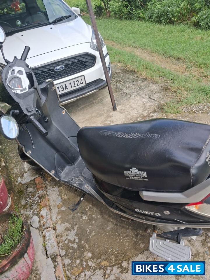 Black Mahindra Gusto