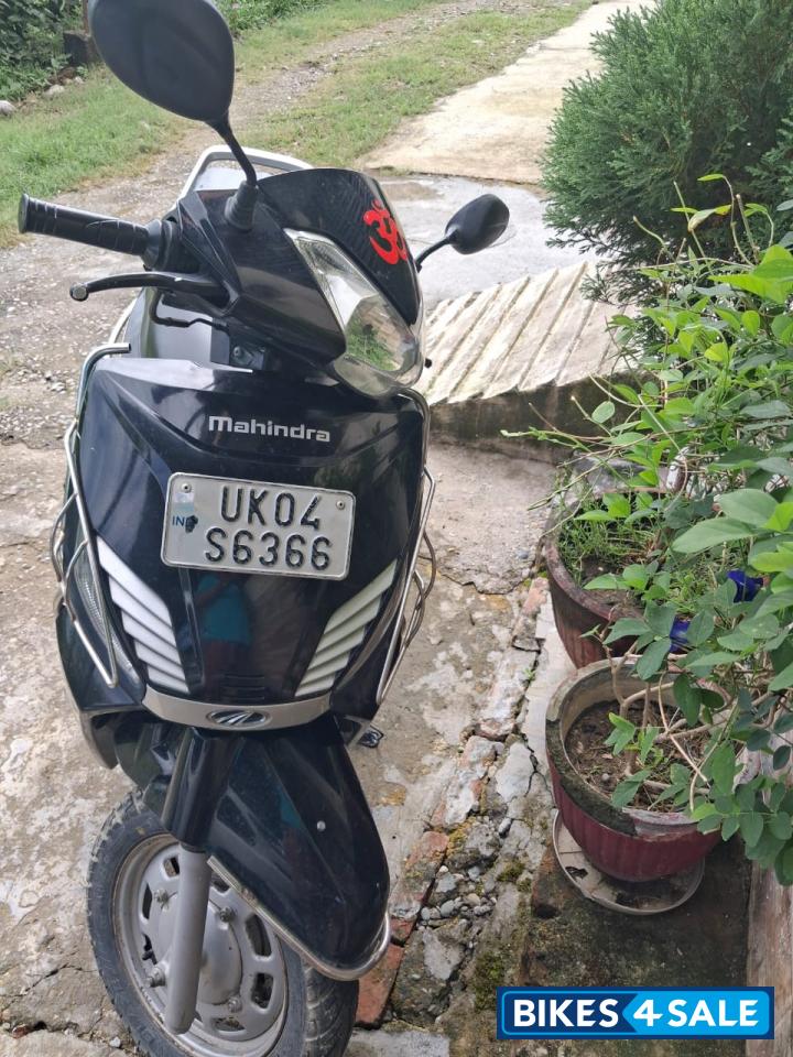 Black Mahindra Gusto