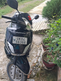 Black Mahindra Gusto