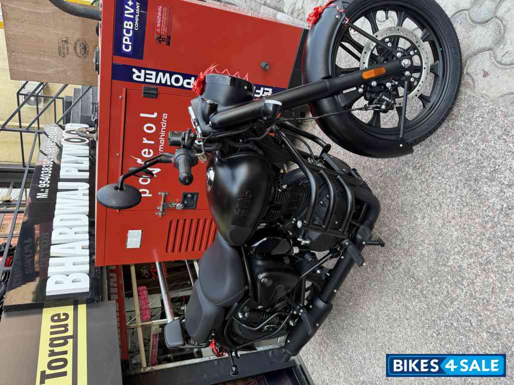 Stealth Black Royal Enfield Classic Stealth Black