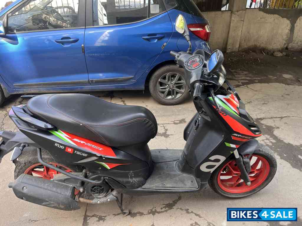 Red Aprilia SR 160