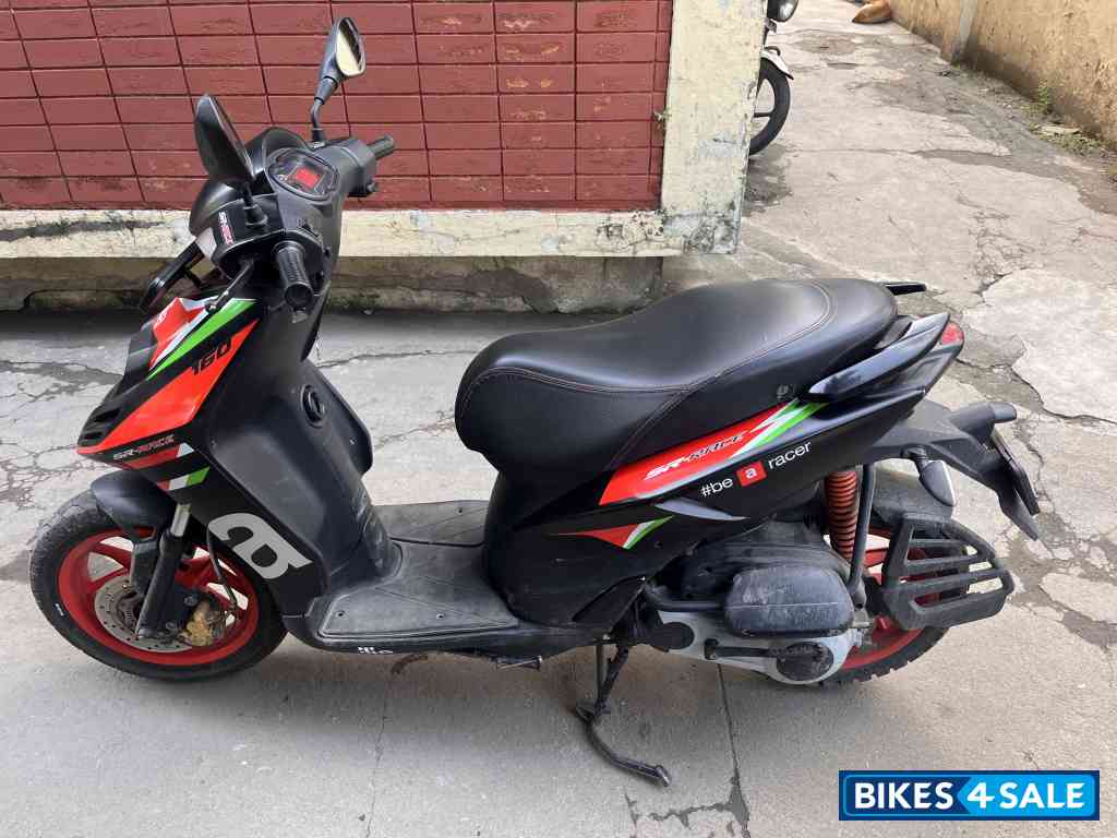 Red Aprilia SR 160