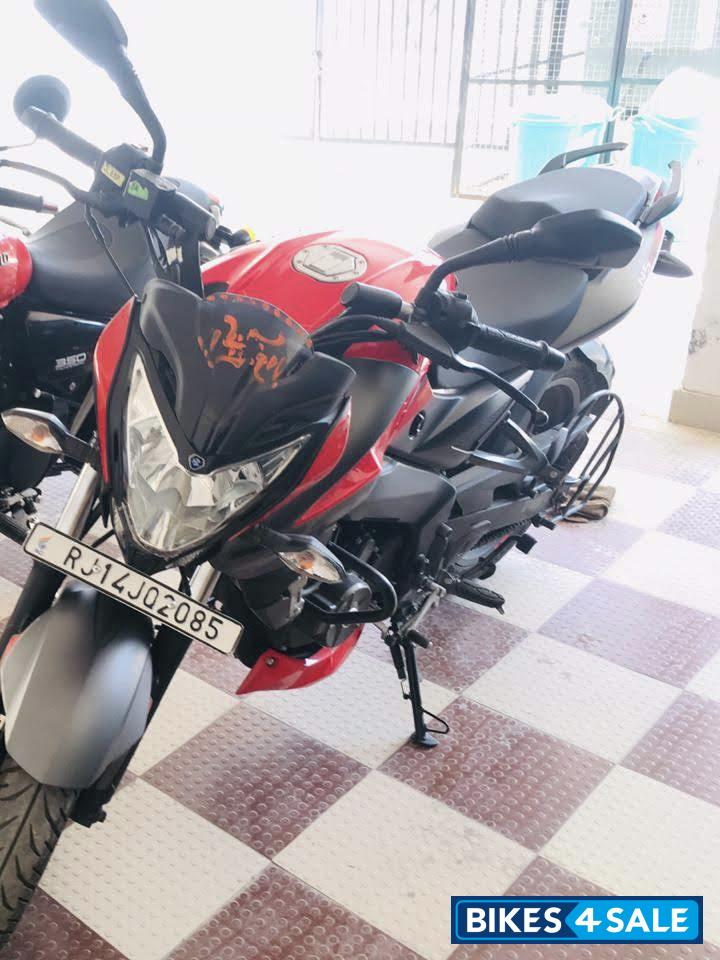 Red Bajaj Pulsar NS200