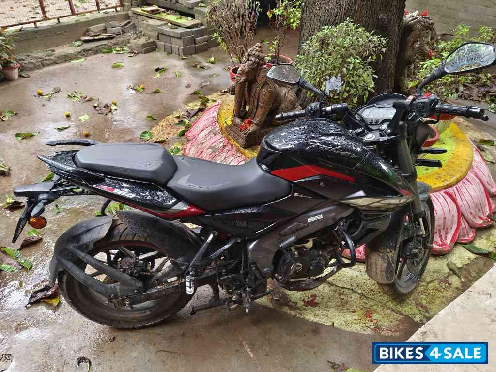 Black Bajaj Pulsar NS 160 BS6