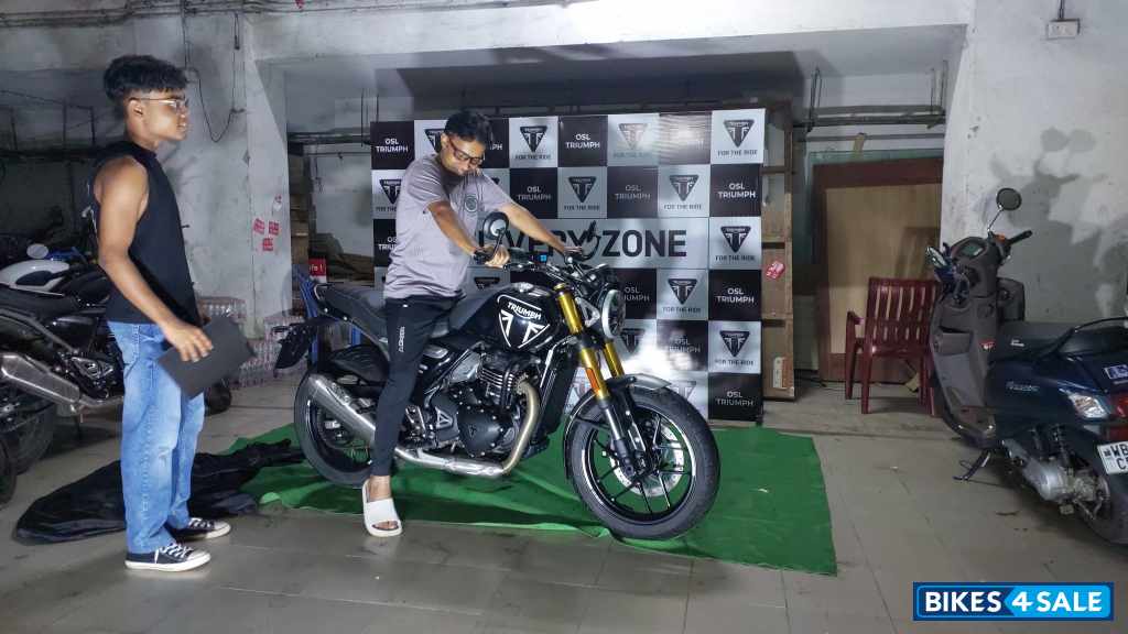 Black Triumph Speed 400 2025