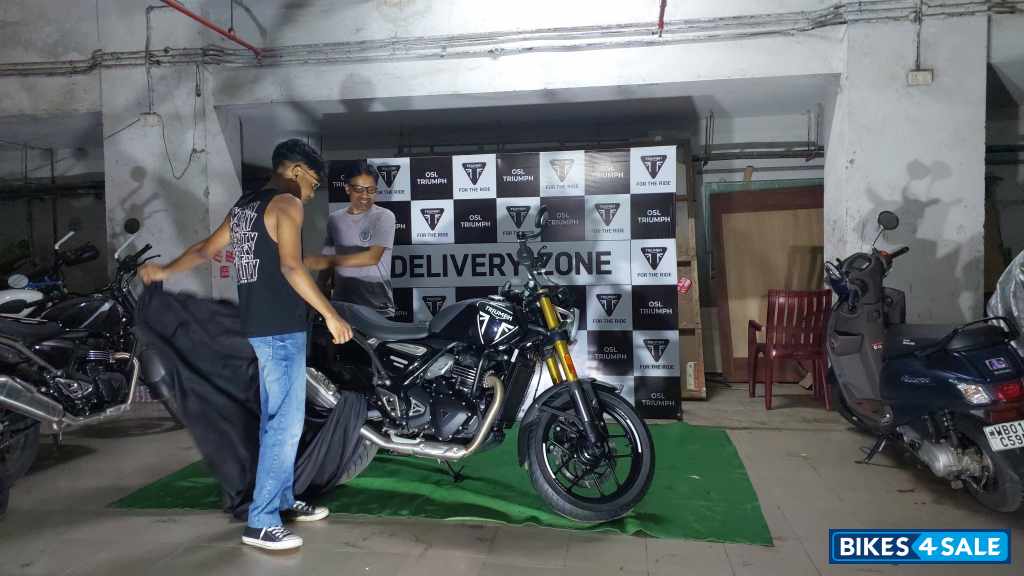 Black Triumph Speed 400 2025