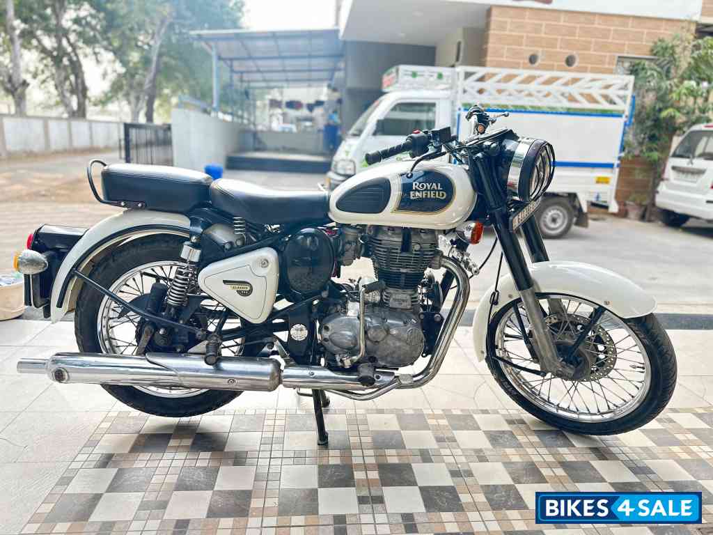 White Royal Enfield Classic 350 White Royal Enfield Classic 350