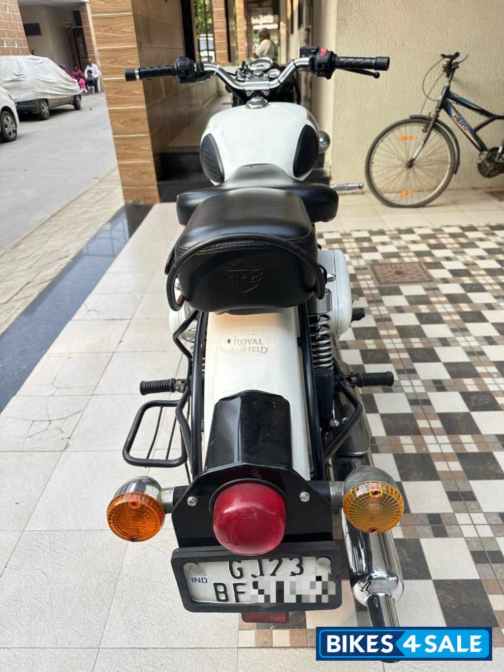 White Royal Enfield Classic 350 White Royal Enfield Classic 350