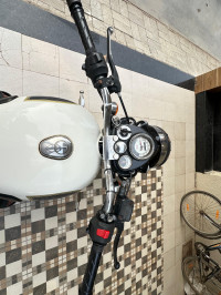 White Royal Enfield Classic 350