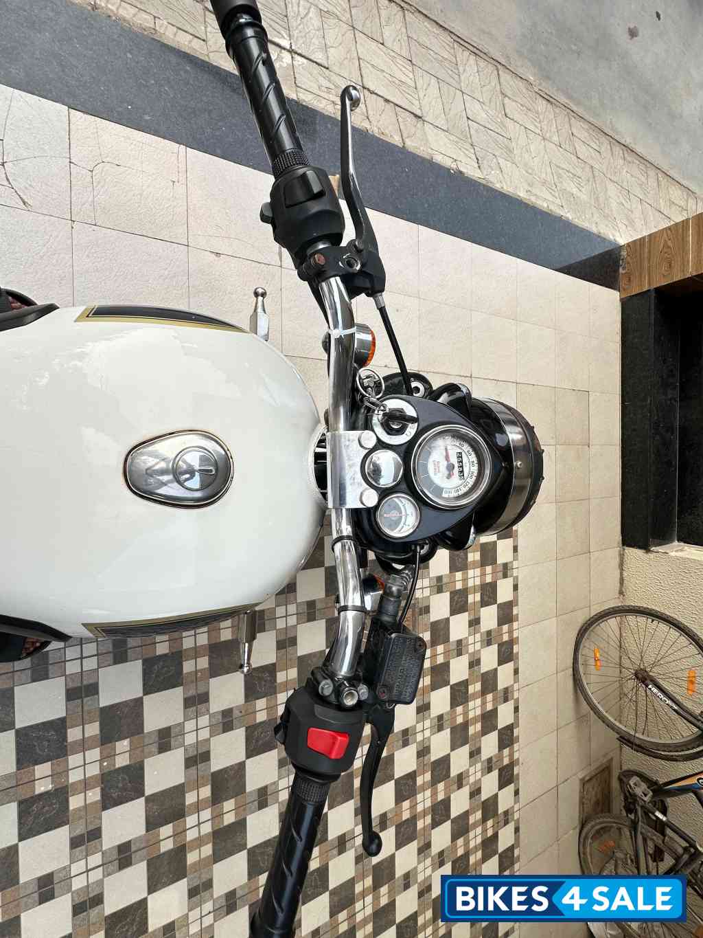 White Royal Enfield Classic 350 White Royal Enfield Classic 350