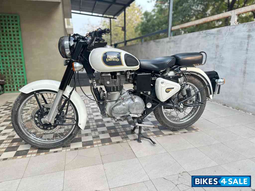 White Royal Enfield Classic 350 White Royal Enfield Classic 350