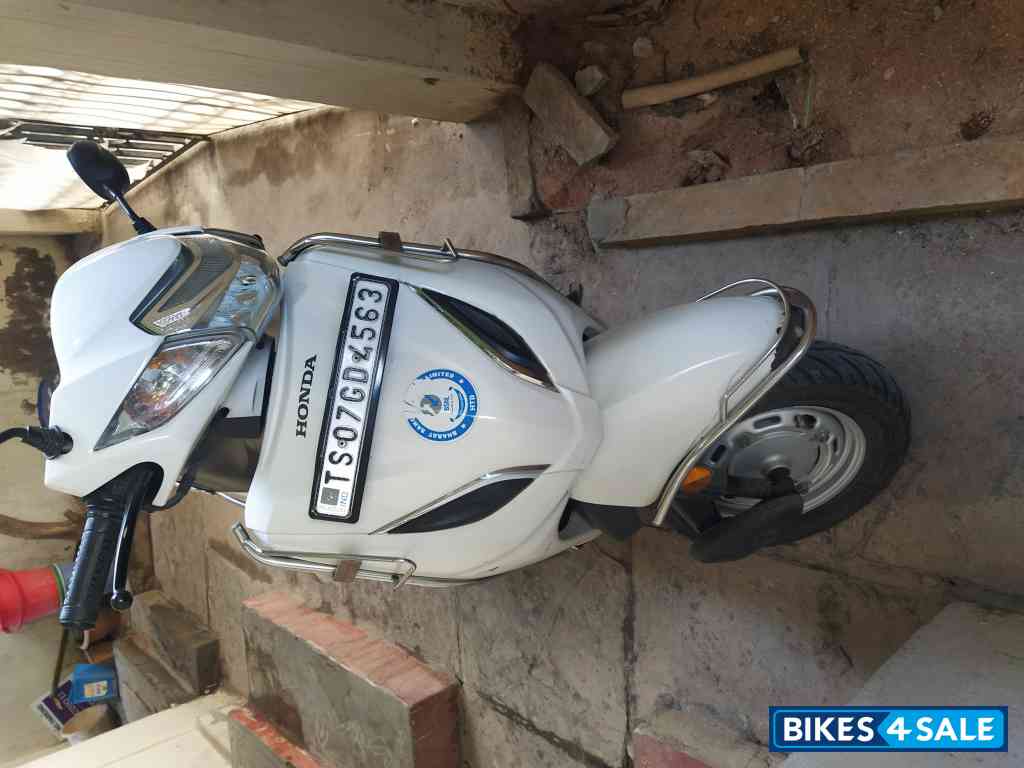 White Honda Activa 5G