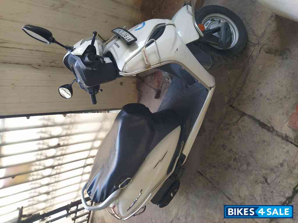 White Honda Activa 5G