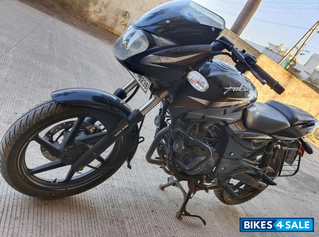 Black Bajaj Pulsar P150 Twin Disc Split Seat