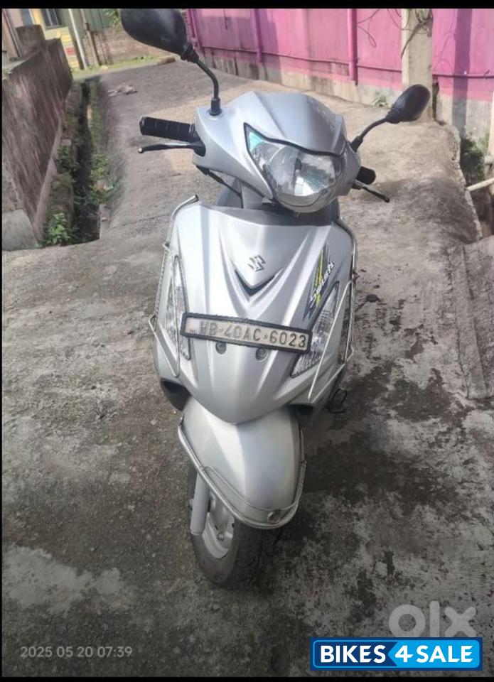 Slver-black Suzuki Swish