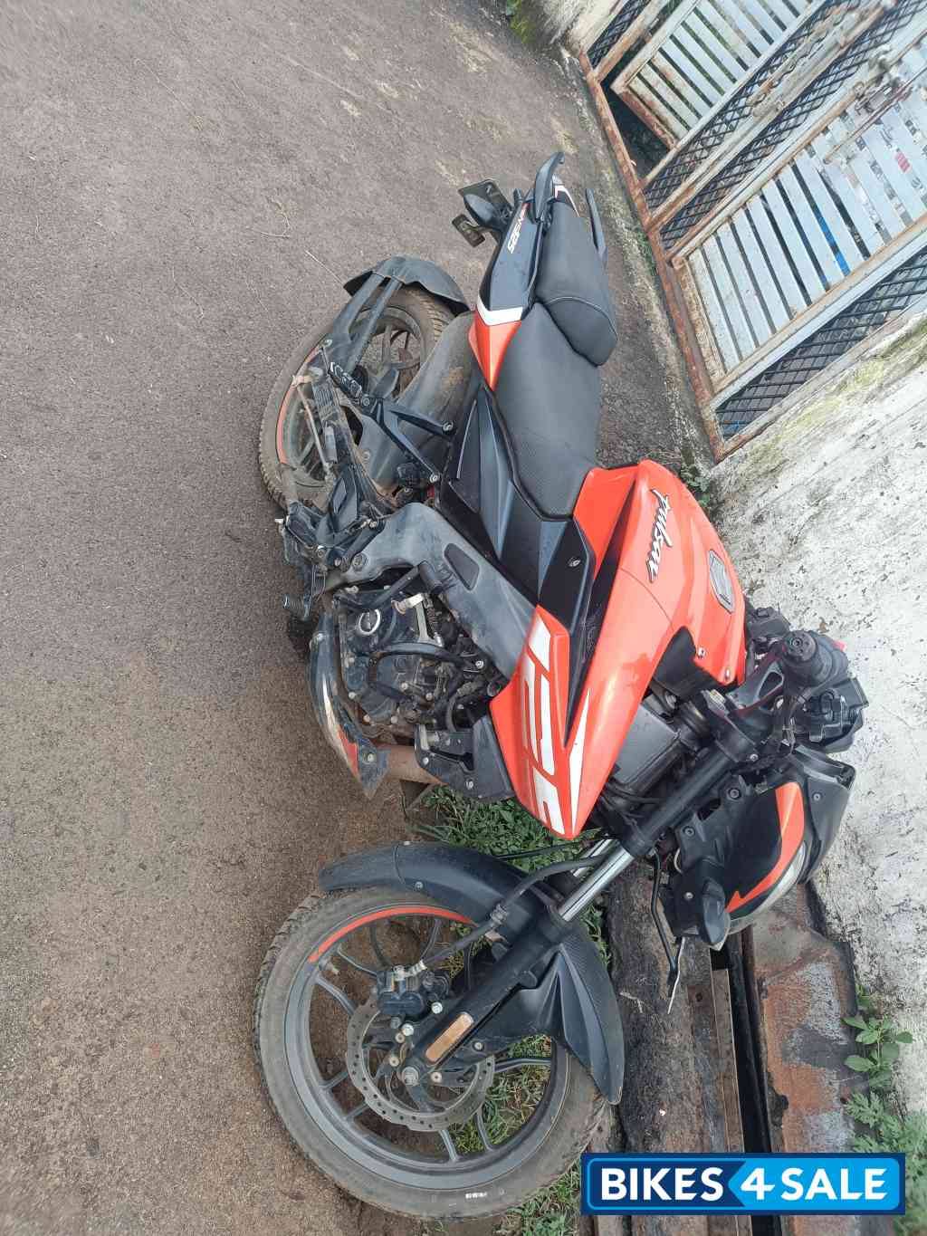 Orange Bajaj Pulsar NS125 2022