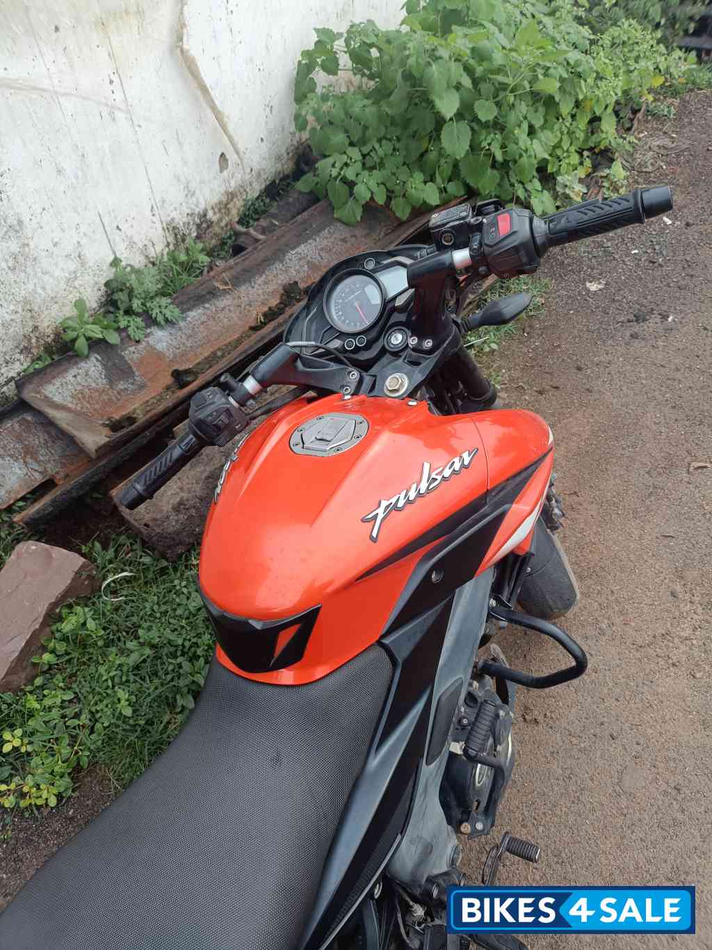Orange Bajaj Pulsar NS125 2022