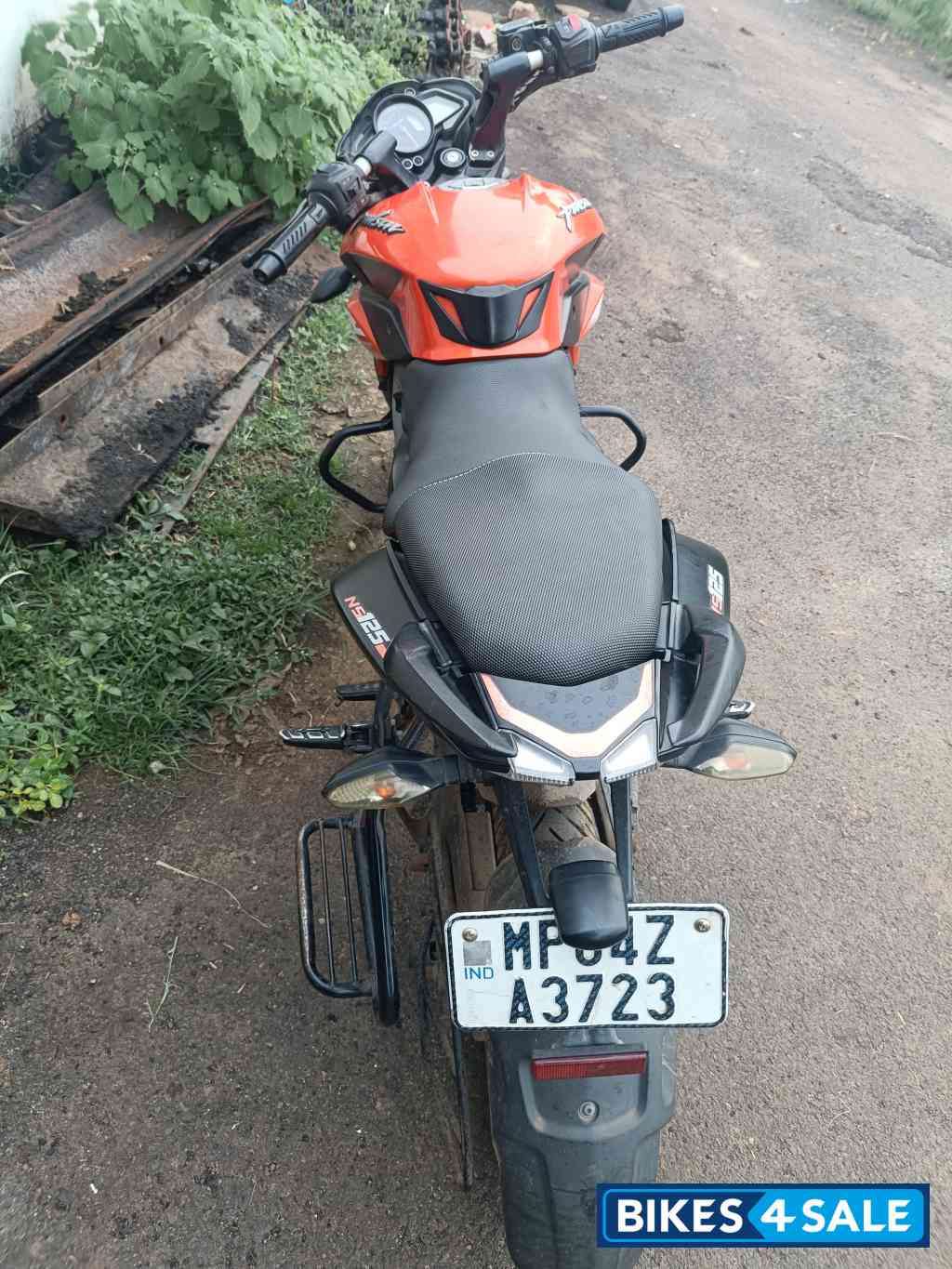 Orange Bajaj Pulsar NS125 2022
