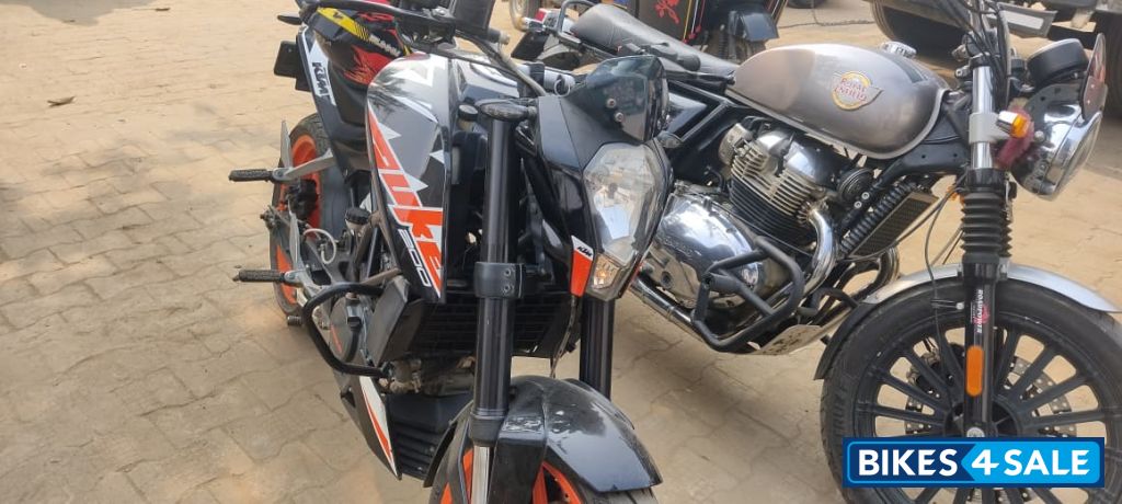 Black KTM Duke 200